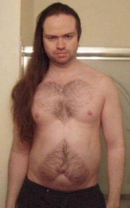 Depilaciones graciosas sobre los pechos peludos de hombres