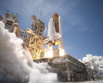 Space_Shuttle_Atlantis_launches_from_KSC
