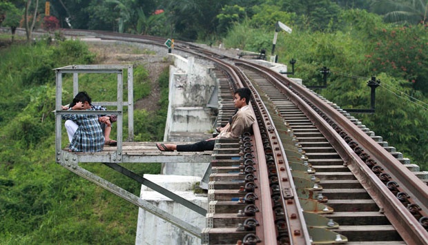 Tempat Nongkrong Anak Bogor Paling Berbahaya jembatan rel kereta Cigombong Bogor