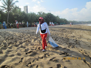 Keeping "KUTA BEACH" clean.A beach cleaner at work.