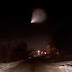 Objeto brillante ilumina el cielo en la ciudad rusa de Omsk