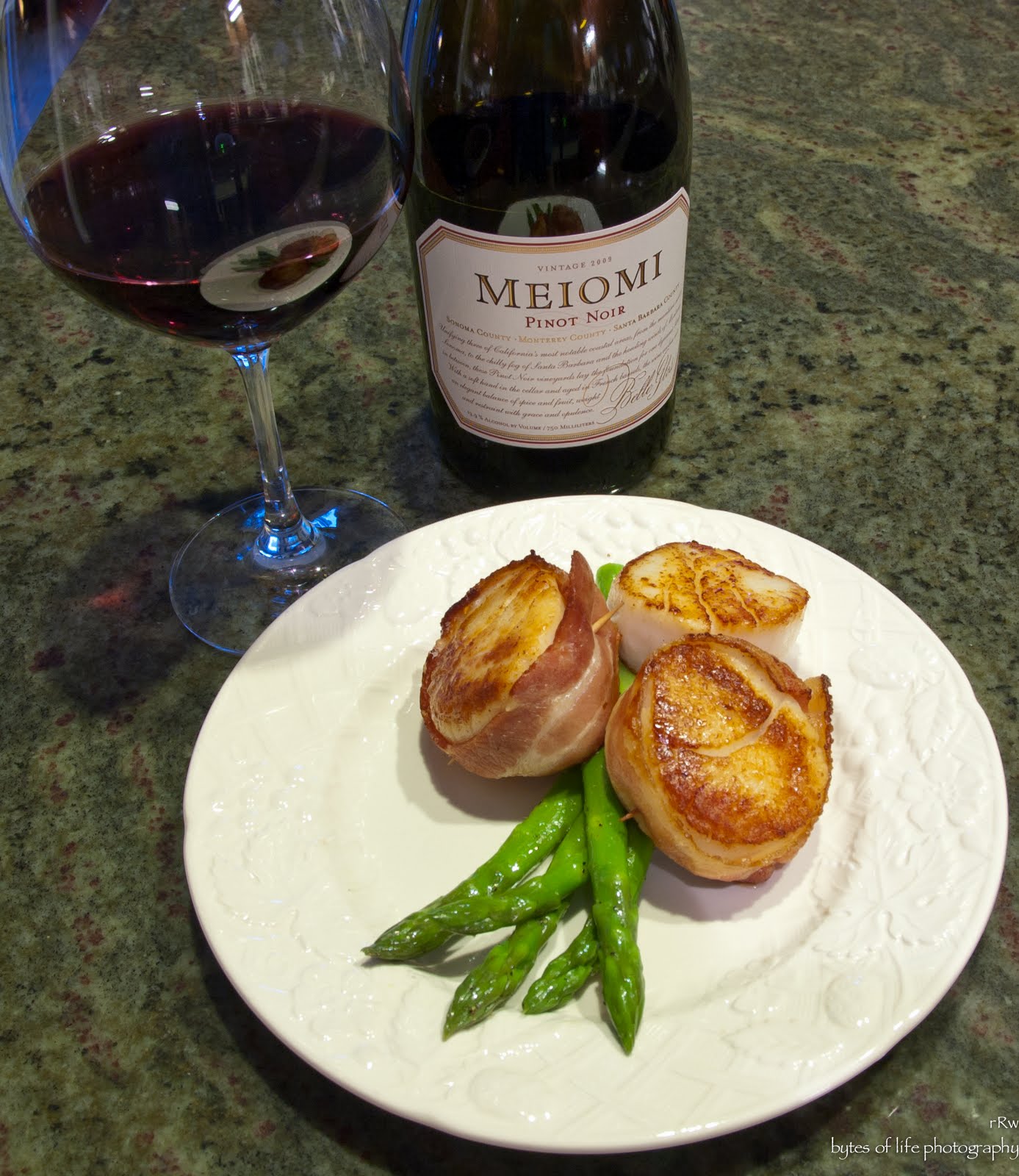 unWine'd Bacon Wrapped Scallops, Blanched Asparagus & Meiomi Pinot Noir