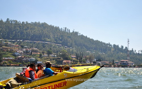 Gambar Serunya Naik Speed Boat