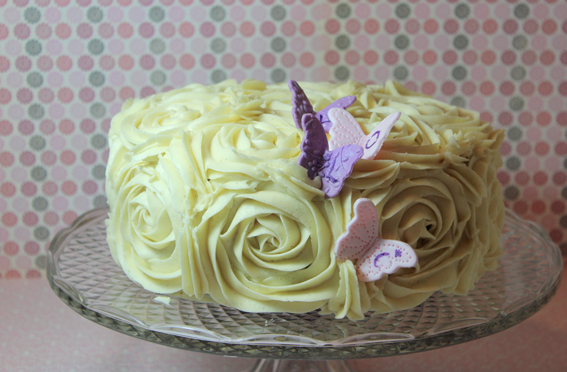 Tarta de rosas, bizcocho de chocolate negro, rellena de buttercream de chocolate negro y decorado exteriormente con buttercream de chocolate blanco haciendo preciosas rosas, por Sweet KOKEKO