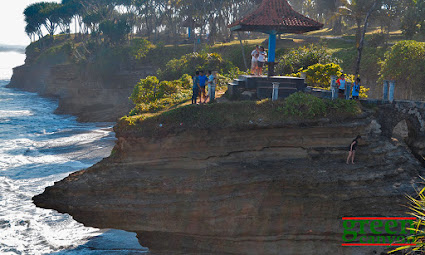 banyak tempat teduh untuk kongkow di Batu Hiu