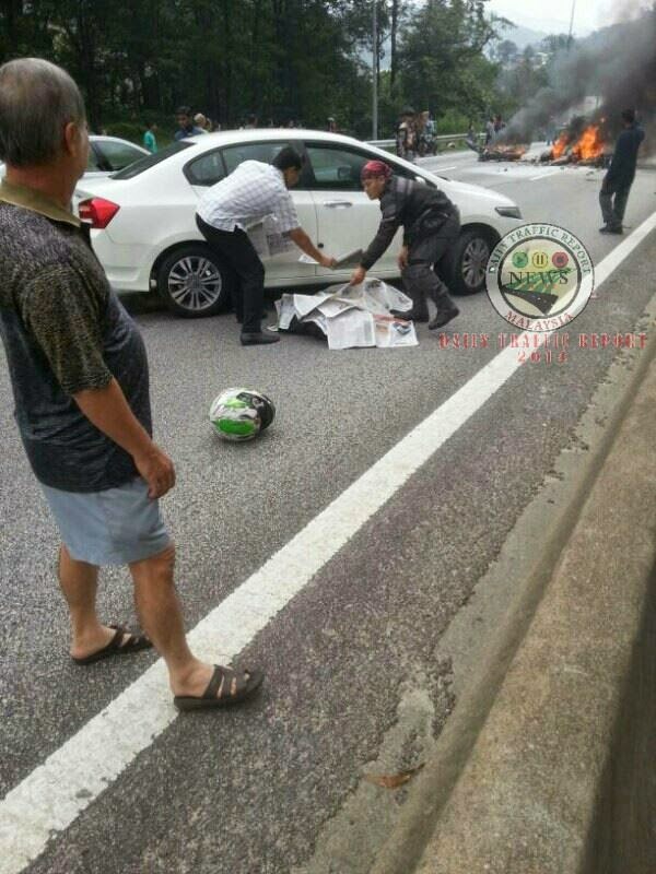 Gambar Dan Kronologi Kejadian Kemalangan Maut Di Lebuhraya Karak (19 Oktober 2014) Video Kemalangan Maut Superbike di Lebuhraya Karak, Kronologi Kemalangan Maut Superbike Lebuhraya Karak, Gambar Jenazah Biker Hazalli Kemalangan Maut Karak Dikebumikan, Hazalli Khalid Penunggang Superbike Maut Lebuhraya Karak 2014, Status Whatsapp Terakhir Arwah Hazalli Khalid merupakan Petunjuk?, Gambar Selfie Mangsa Sebelum Kemalangan Maut Karak (19 Oktober 2014), Kronologi Kejadian Kemalangan Maut Di Lebuhraya Karak (19 Oktober 2014)
