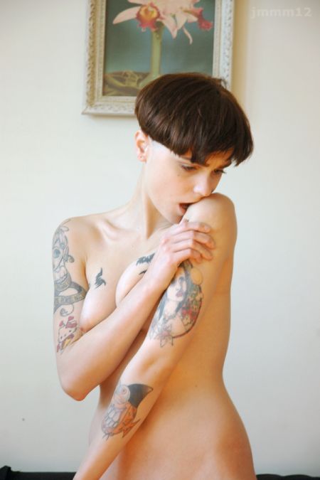 echo nittolitto por jonmmmayhem modelo esguia magra cabelos curtos tatuagem