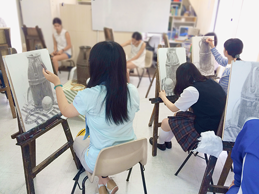 横浜美術学院の中学生教室 美術クラブ のびのび描こう!鉛筆で描く「静物デッサン」7