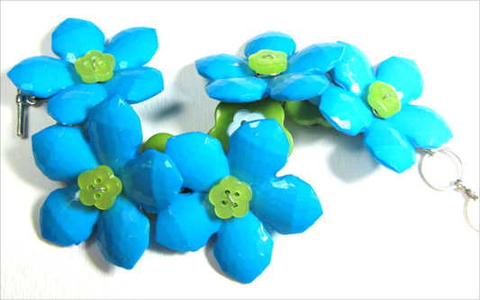 Big Flower Bracelet Cute bracelet with big turquoise flower buttons and small green flower buttons