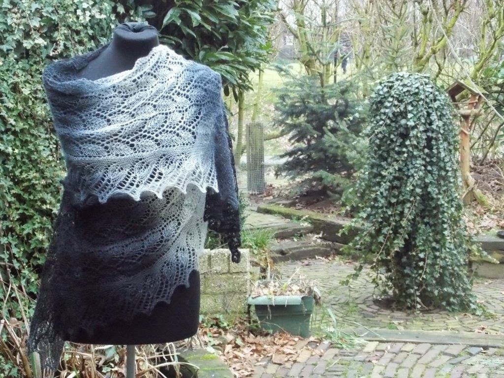 Gebreidesjaals: even de pop aankleden met toverballenshawl ...