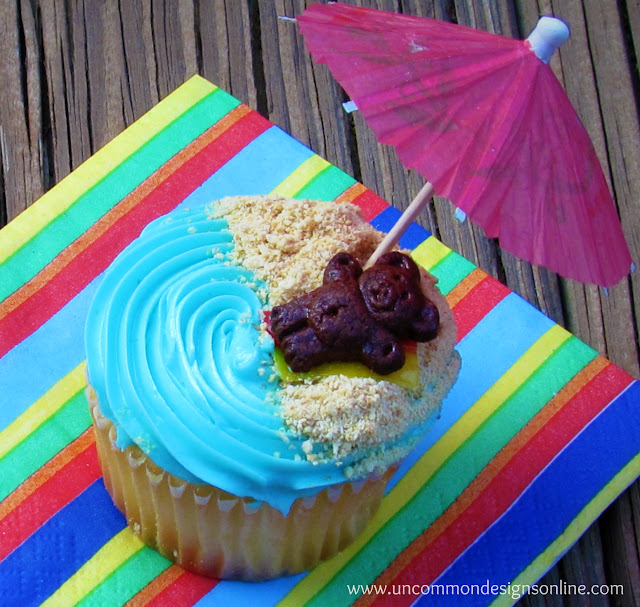 How fun are these Simple Beach Cupcakes!  via www.uncommondesignsonline A sweet teddy bear hanging out at the beach. #summer #cupcakes #kidstreat