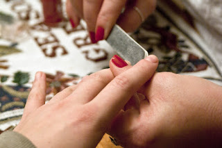 Manicura limando las uñas Manicura limando las uñas