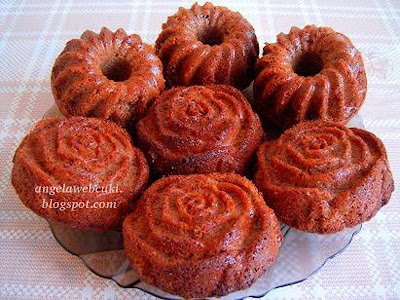 Baileys likőrös kakaós muffin, nagyon finom, virágmintás, szilikonos muffin sütő formában sütött sütemény.