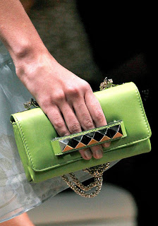 http://4.bp.blogspot.com/-Xww-81LGdQs/TtM2lui5CLI/AAAAAAAADG0/Ohc2jrS9maw/s320/Spring-2012-Paris-Fashion-Week-Handbags.jpg
