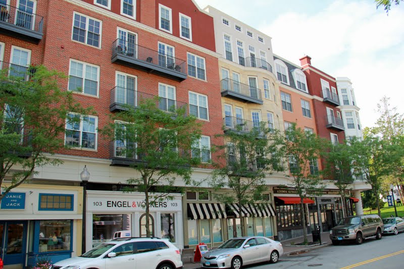 Naples and Hartford in Season A Stroll through Blue Back Square