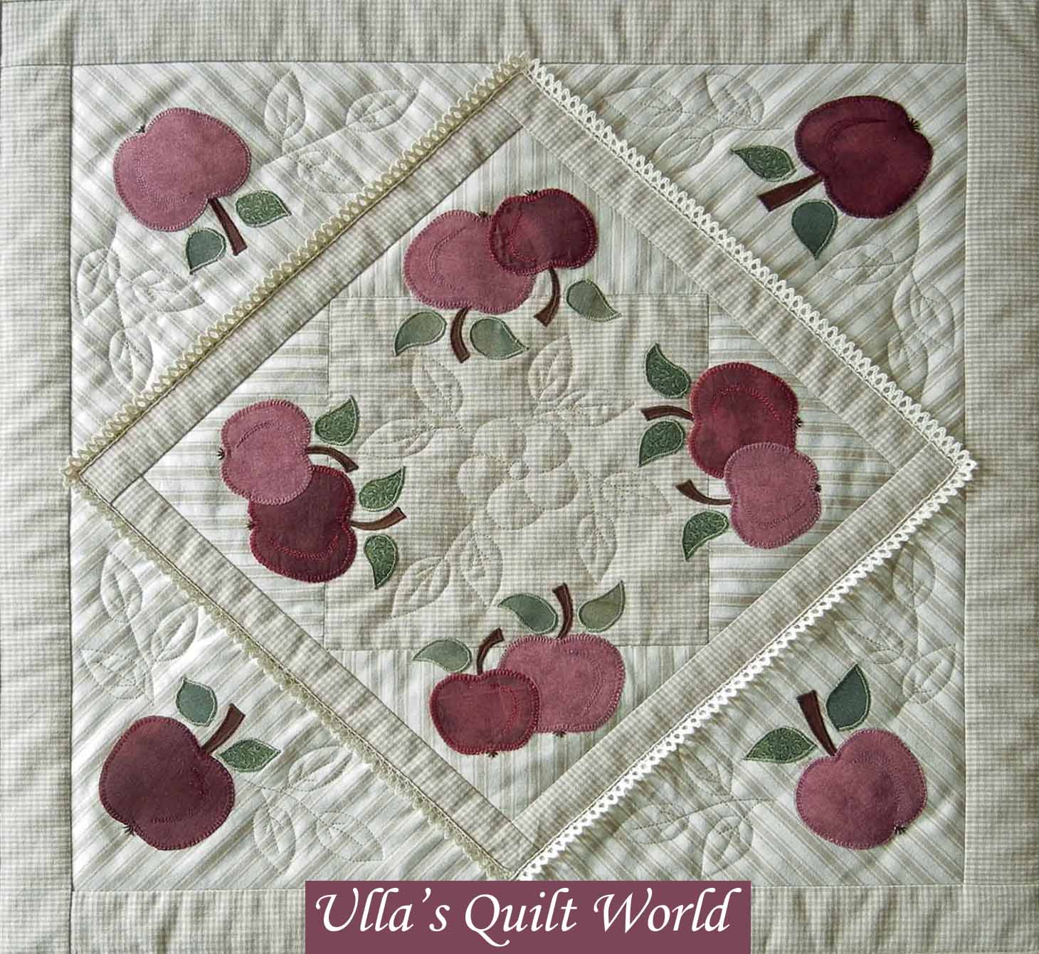 Ulla's Quilt World Quilted tablecloth with Apples