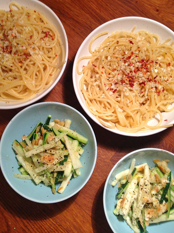 Pasta met chili en knoflook & courgette met amandelen Plantaardigheidjes