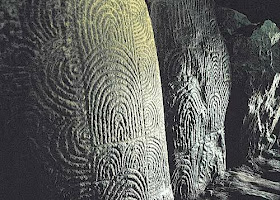 На менгирах кромлеха Карнака высечены изображения  звуковых волн, распространяющихся от вибрирующего камня