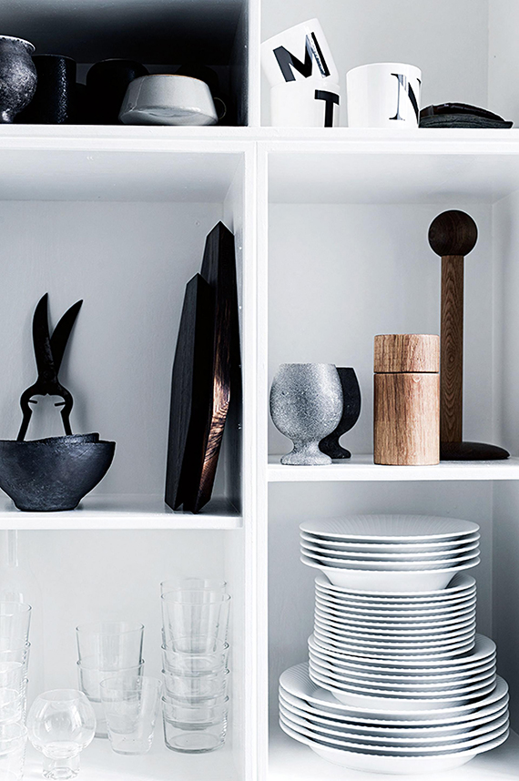 Black and white kitchen | Image by Tia Borgsmith, styling by Mette Helena Rasmussen via Inside Out 