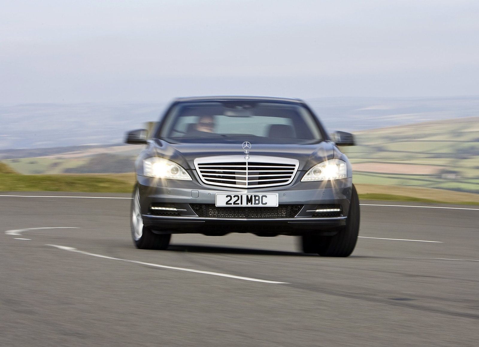 http://4.bp.blogspot.com/-Y2FG9SV_HVA/UUg7fPLn25I/AAAAAAAAALc/MJWG0tlMcWw/s1600/Mercedes-Benz-S-Class-1.jpg