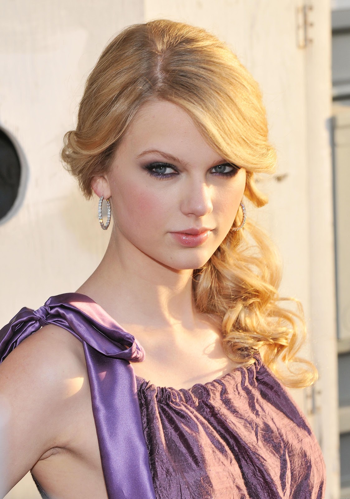 http://4.bp.blogspot.com/-Y2V1bW0K8Sw/T2D0GjaOl5I/AAAAAAAAAbg/htEh5CF1a4E/s1600/Taylor_Swift+%285%29.jpg