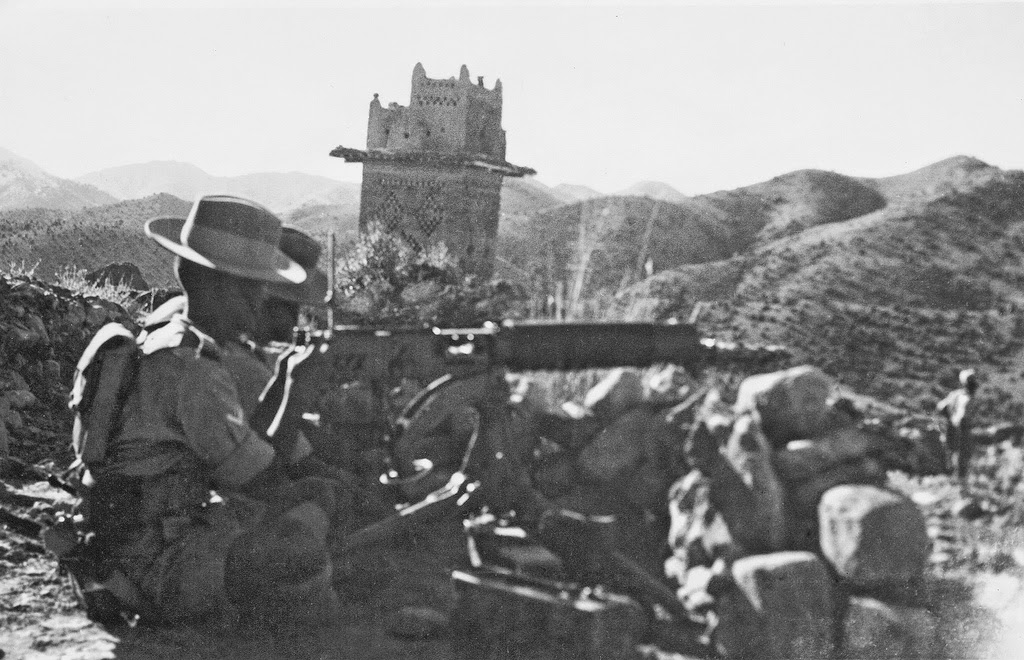 1st Battalion machine gunner near Thal Fort , Waziristan c 1940 1st Battalion machine gunner near Thal Fort , Waziristan c 1940
