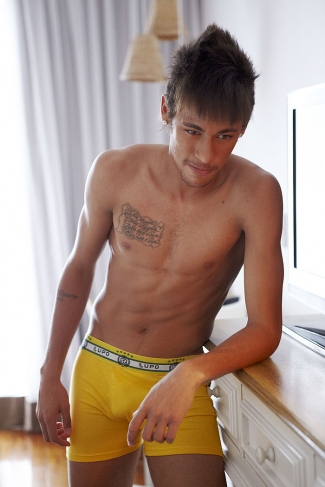 Neymar posou para a nova campanha de verão de cuecas e meias da marca