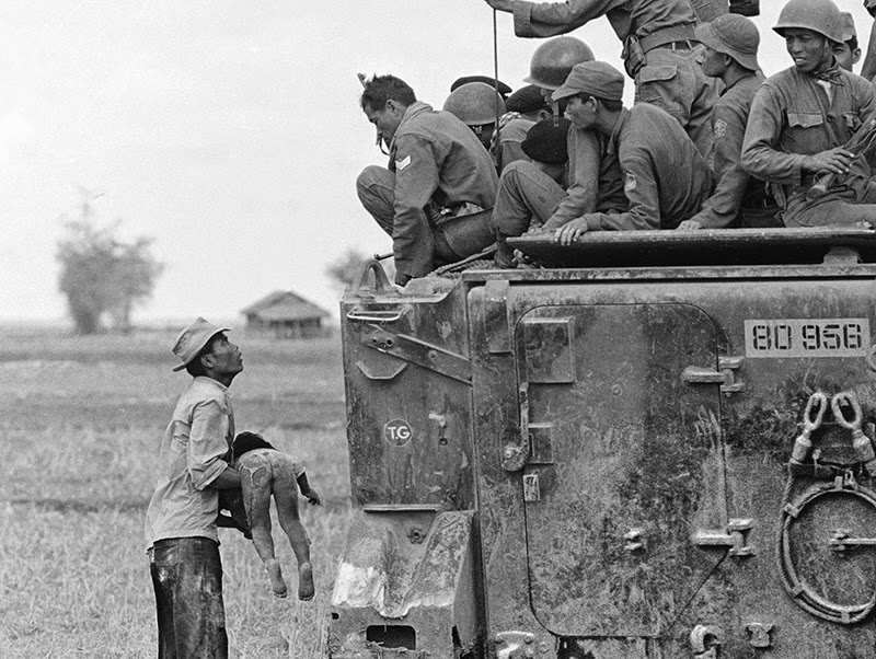 55 Incredible Black and White Photos of Vietnam War vintage everyday