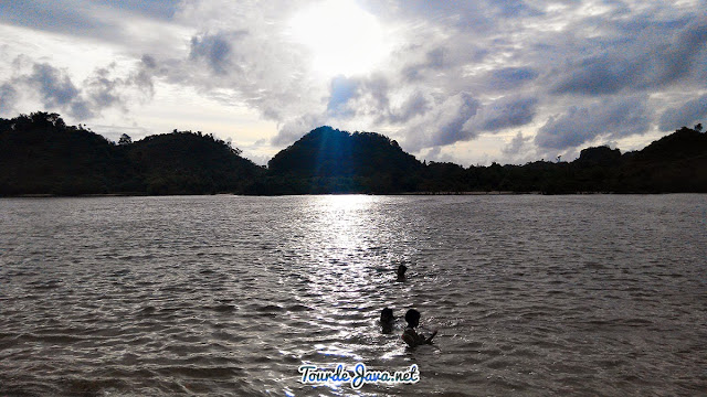 saat pasang, anak-anak nyaman dan aman berenang di pantai clungup