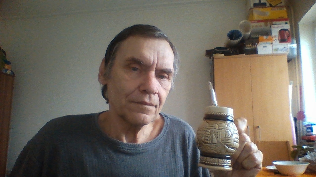 Beim Mate-schlürfen, 68 Jahre alt