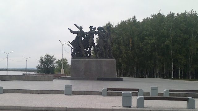 Памятник на берегу Комсомольска на Амуре Памятник первостроителям города Комсомольск-на-Амуре