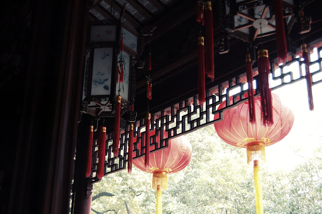 Le Yu Garden yu garden-shanghai-chine-vieille ville chinoise-fleurs-cerisiers-roses-jardin-zen