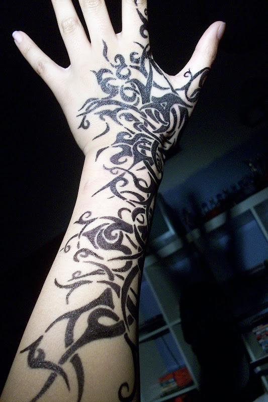 patrzcie na inne dość odważne tatuaże na dłoniach :) title=