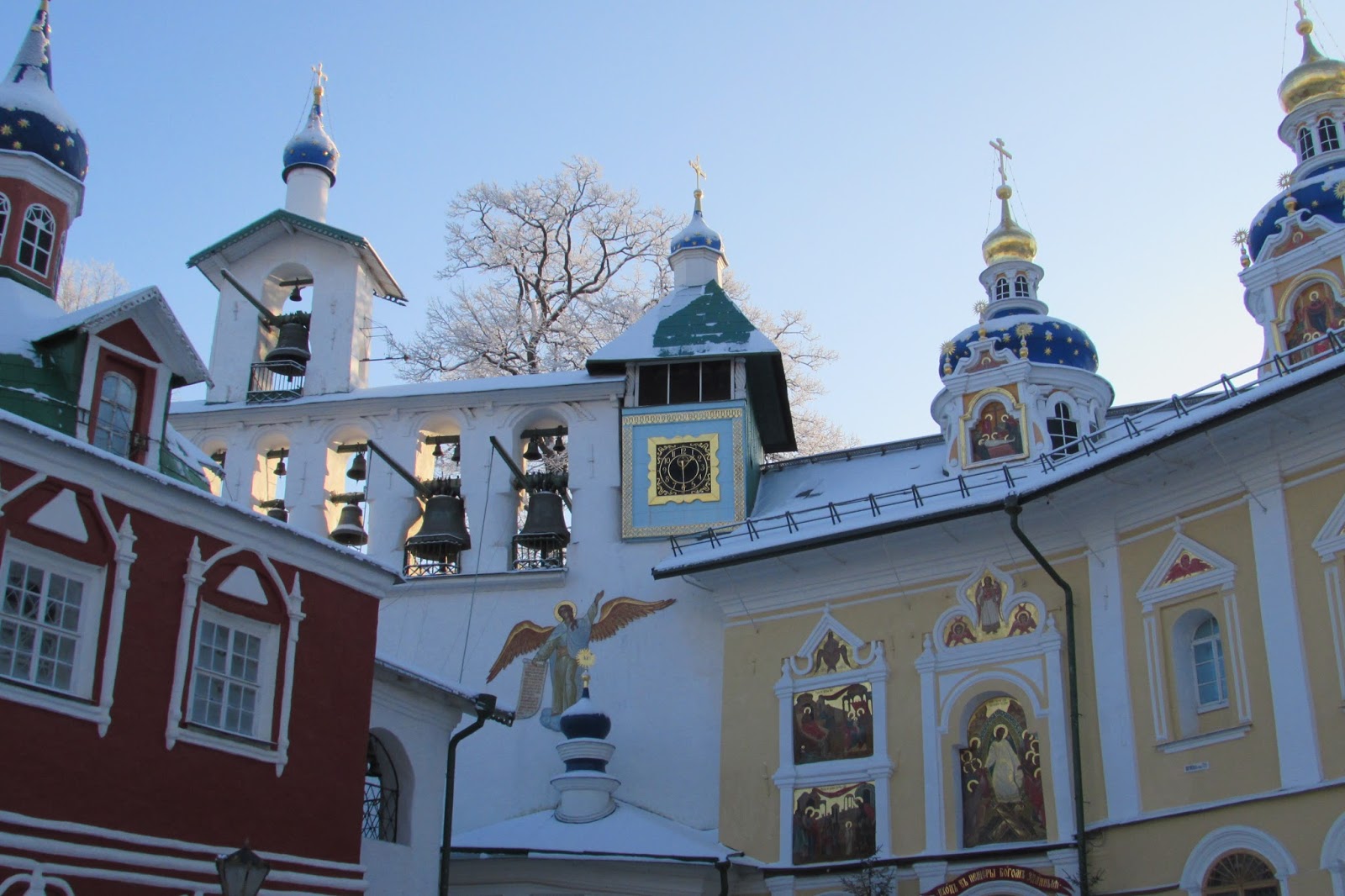 Псково-Печерский монастырь Успенский храм звонница