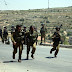 قوات الاحتلال تعتقل شابا على مدخل بلدة بيت امر
