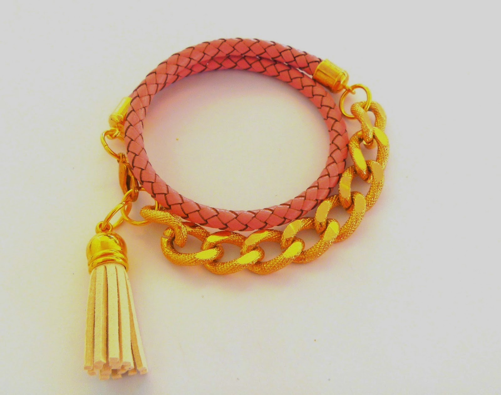 http://happygirlycrafty.blogspot.gr/2014/11/chain-and-leather-wrap-bracelet-diy.html