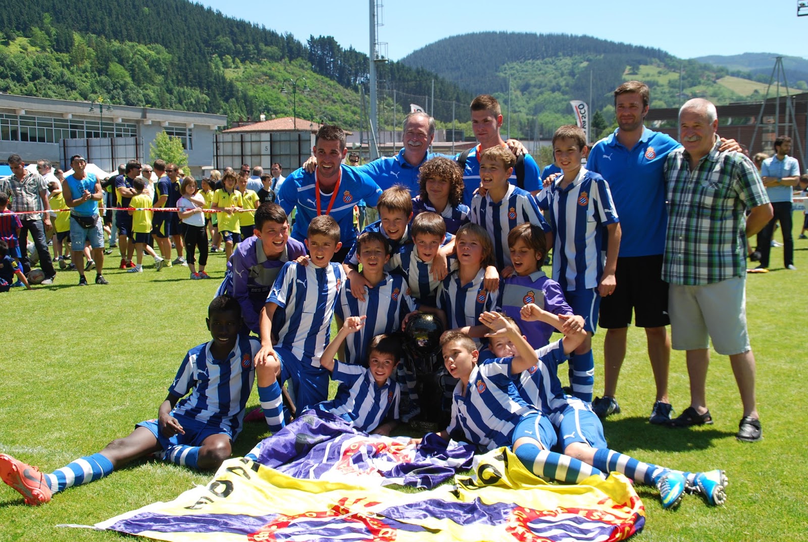 ALEVIN B RCD ESPANYOL 20122013 CAMPEONES EN LA IRAURGI CUP 2013!!!
