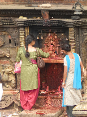 priere et offrandes au temple hindou
