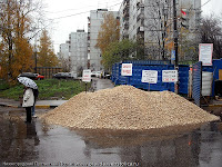кучу щебня привезли, чтобы сделать новую пешеходную дорожку, а настоящую - захватить