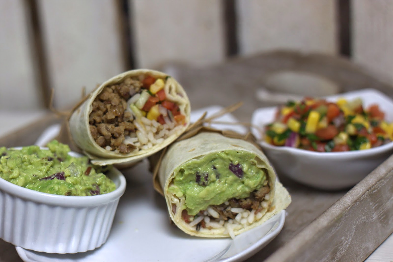 Burrito z kolorową salsą i guacamole