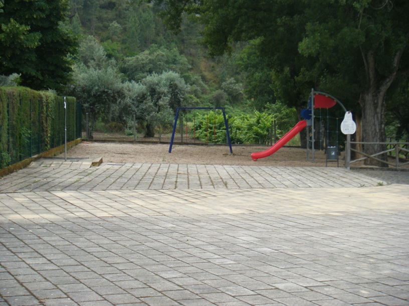 Parque Infantil de Aldeia Ruiva e Chuveiros