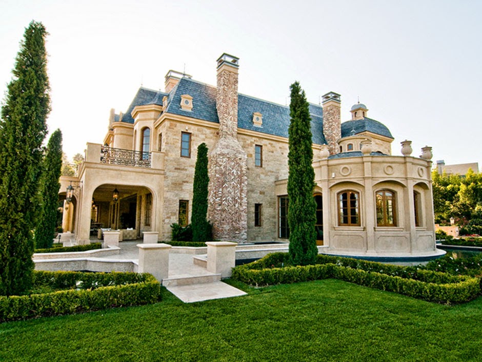 Photo: house/residence of the hot cute handsome  40 million earning Valencia, California, U.S.-resident
