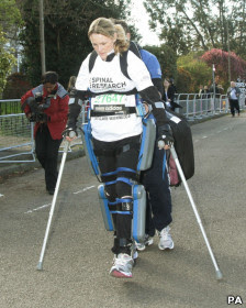 Mulher paralisada com Calças robótica completa um terço de maratona
