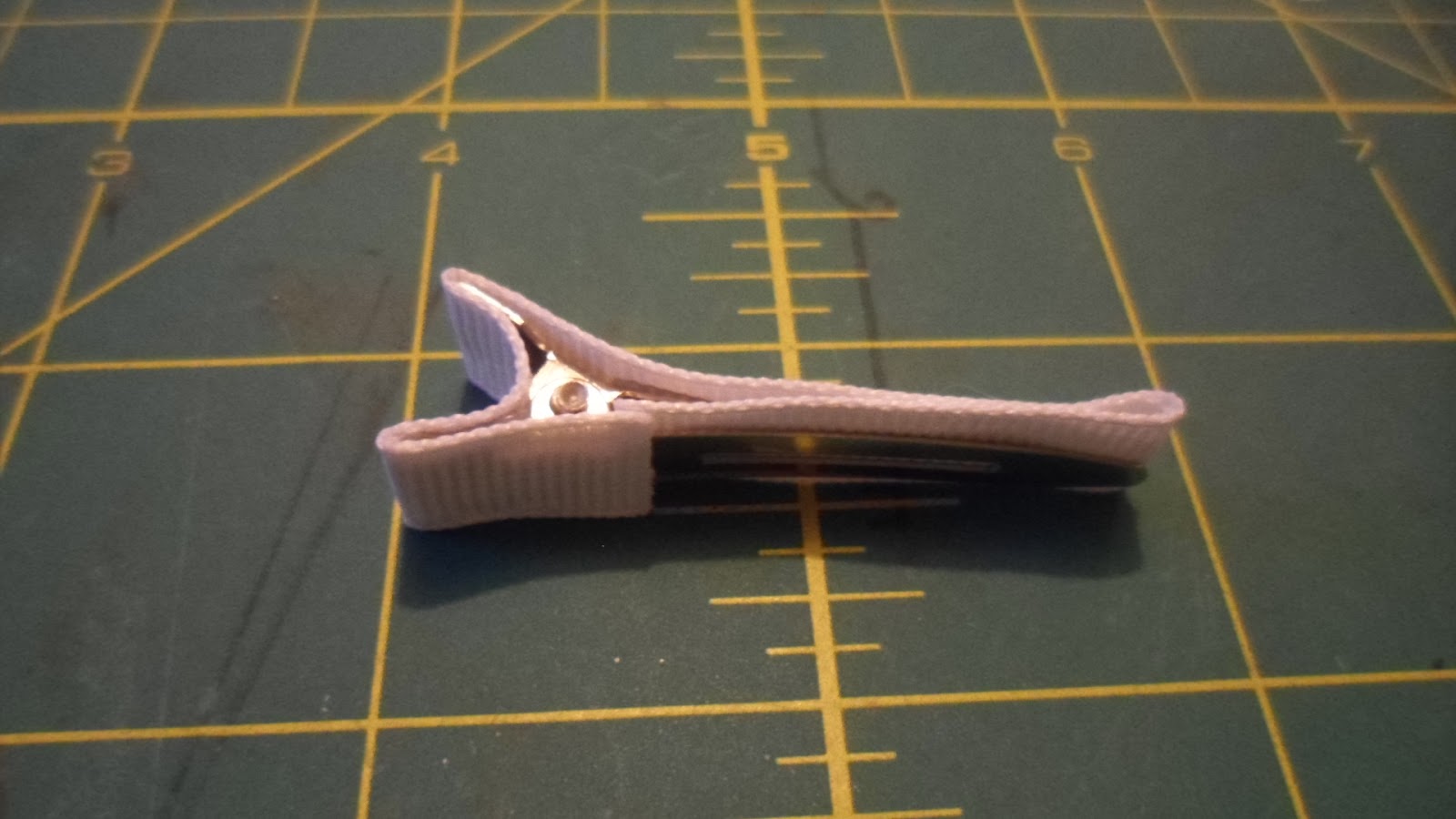 Clippies and Bows oh my! How To Line an Alligator Clip (2inches)