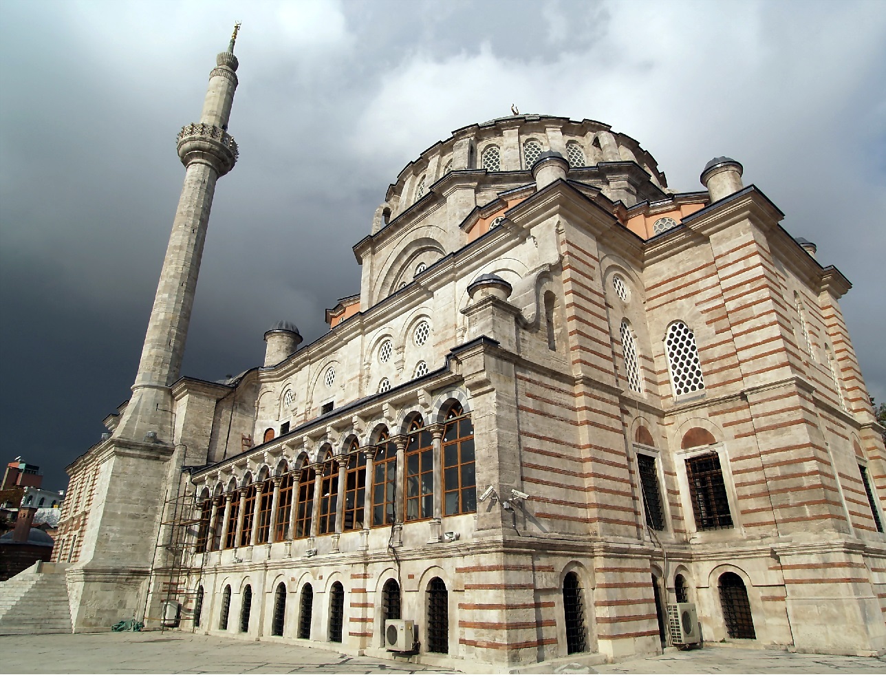 http://4.bp.blogspot.com/-YE6lbITT_Y0/UUcphFaGiGI/AAAAAAAAC0s/16EXc101TnI/s1600/Laleli+Mosque+Wallpapers+(r1).jpg