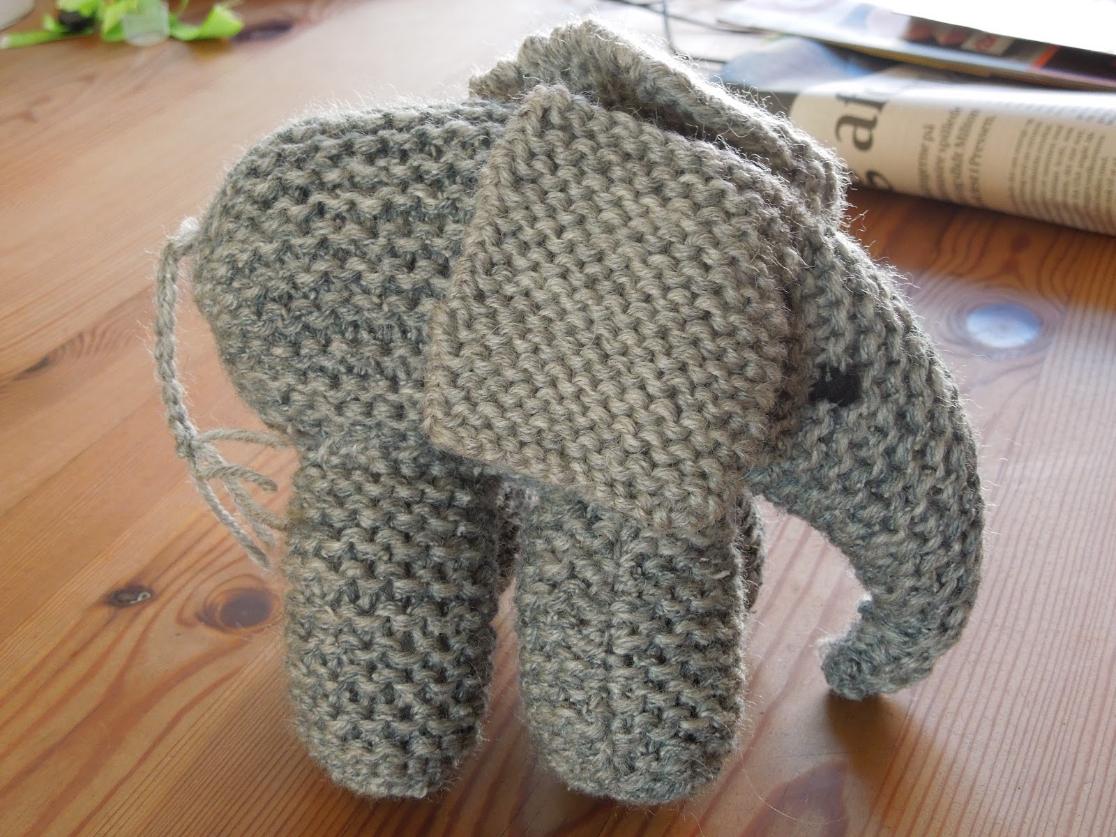 Bilde Av Strikket Elefant Truse Som Gave Eller Festdekorasjon