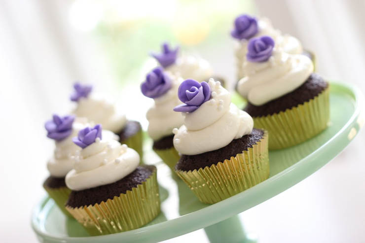 Chocolate Cupcakes With Easy Fondant Roses Recipe -> http://goo.gl/x8pzdN Chocolate Cupcakes With Easy Fondant Roses Recipe -> http://goo.gl/x8pzdN