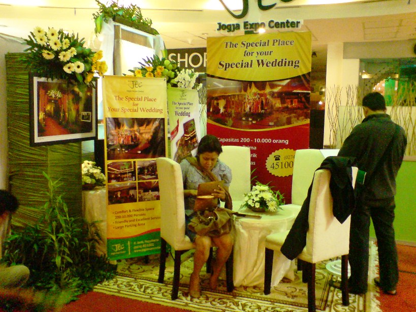Alamanda Puspita: Dekorasi Event (Gathering, Launching Produk, Reuni