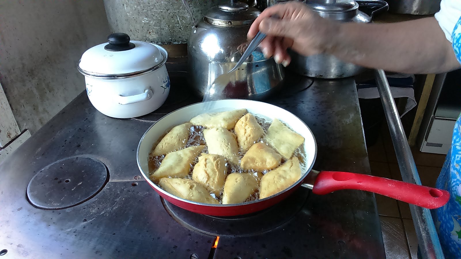 La cocina a leña nos permite cocinar las ricas sopaipillas para el yoco