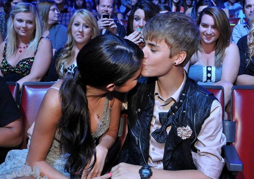 Justin Bieber le da un beso a su novia, Selena Gomez, en los Teen ...